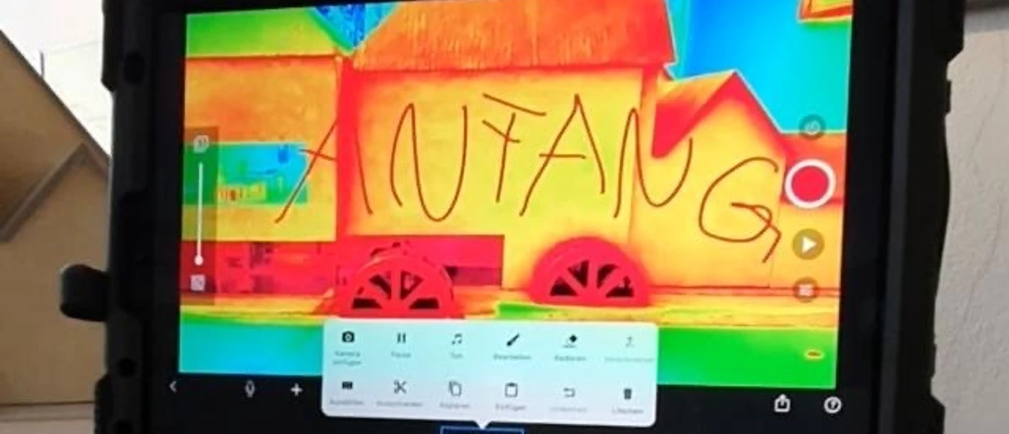 Ipad mit Stop Mo LaMara Lautz Tablet auf Stativ mit bunter Stop-Motion-Szene in einer Bearbeitungsansicht