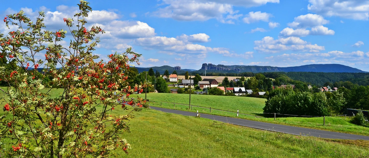 Kleinhennersdorf Man sieht den Ort Kleinhennersdorf