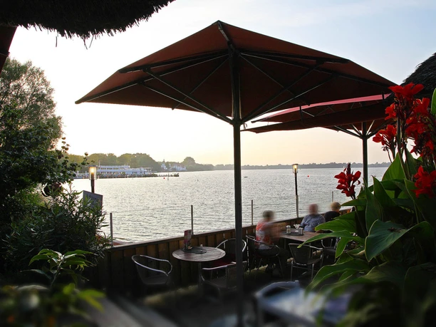 strandcafe-terrasse-blick-anleger