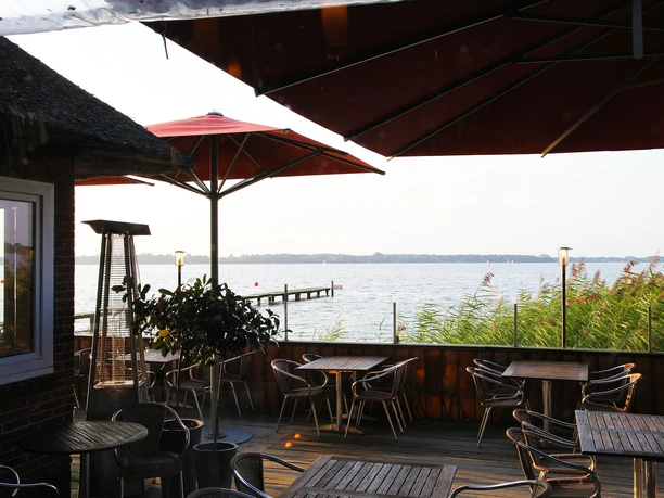 strandcafe-terrasse-blick-steg