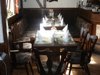 sitzplatz-am-fenster-in-der-sonne