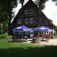 Gasthaus Grätsch Außenansicht des Gasthofs Grätsch mit Fachwerkfassade, Biergarten und alten Bäumen.