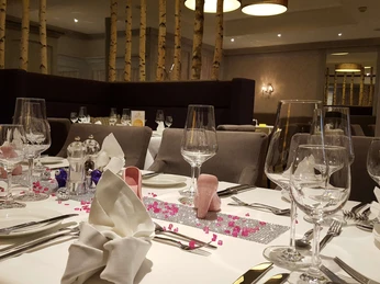 hotel-niedersachsen-restaurant-huxoristube Festlich eingedeckter Tisch