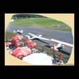 ab_cafeamraeuschenberg_terrasse.jpg Sonnenterrasse mit Sonnenschirmen und Flugzeuge in Parkposition