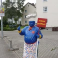 riedels-grilleck-aufsteller Lebensgroße blaue Kochfigur am Straßenrand