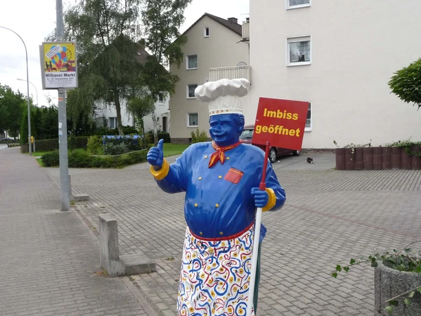riedels-grilleck-aufsteller Lebensgroße blaue Kochfigur am Straßenrand