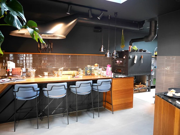 Gastronomische keuken van restaurant IKO In de open keuken van restaurant IKO in Osnabrück kunnen gasten uitproberen hoe hun diner op een speciale manier wordt bereid.