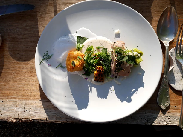 Geniet van biologische kip sous vide met avocadocombinatie, kokosschuim, suikermaïs en geurige 5 kruiden.