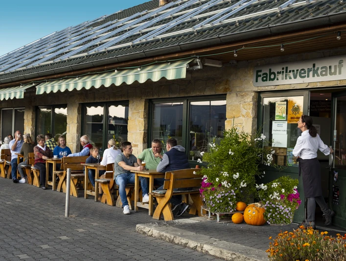 Fischfeinkost Lindemann bietet einen einladenden Außenbereich mit Holzbänken und saisonaler Dekoration.Fischfeinkost Lindemann offers an inviting outdoor area with wooden benches and seasonal decorations.Fischfeinkost Lindemann har et indbydende udendørs område med træbænke og årstidsbestemte dekorationer.Fischfeinkost Lindemann biedt een uitnodigende buitenruimte met houten banken en seizoensgebonden decoraties.