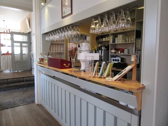 Hotel & Restaurant Alte Schule Einladende Theke im Hotel & Restaurant Alte Schule mit stilvoll hängenden Weingläsern und moderner Einrichtung.Inviting bar in the Hotel & Restaurant Alte Schule with stylish hanging wine glasses and modern furnishings.Indbydende bar i Hotel & Restaurant Alte Schule med stilfulde hængende vinglas og moderne møbler.Uitnodigende bar in Hotel & Restaurant Alte Schule met stijlvolle hangende wijnglazen en modern meubilair.