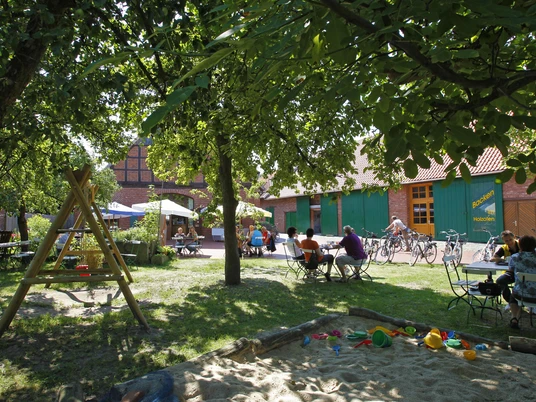 Café Honeck Café Honeck im Grünen mit Sitzgelegenheiten und Spielplatz, geeignet für Familienausflüge.Café Honeck in the countryside with seating and playground, suitable for family outings.Café Honeck på landet med siddepladser og en legeplads, velegnet til familieudflugter.Café Honeck op het platteland met zitjes en speeltuin, geschikt voor gezinsuitstapjes.