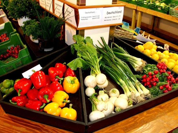 Hofladen Denker Frisches Gemüse in bunten Farben auf einem Verkaufstisch in einem Hofladen präsentiert.