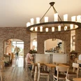 Bäckerei Ripken Innenansicht Einladendes Café mit Backsteinwänden, Holzmöbeln und großen, rustikalem Kronleuchter in Kerzenoptik. Gäste genießen das Ambiente bei Kaffee und Gebäck.Inviting café with brick walls, wooden furniture and a large, rustic candle-look chandelier. Guests enjoy the ambience with coffee and pastries.Indbydende café med murstensvægge, træmøbler og en stor, rustik lysekrone med stearinlys. Gæsterne nyder atmosfæren med kaffe og kager.Uitnodigend café met bakstenen muren, houten meubels en een grote, rustieke kroonluchter met kaarsen. Gasten genieten van de sfeer met koffie en gebak.