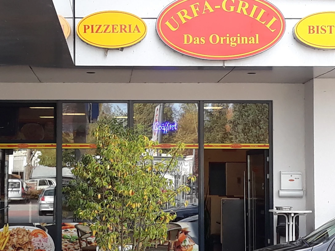 Urfa-Grill Der Eingang des Urfa-Grills, mit roten und gelben Schildern, zeigt ein einladendes türkisches Bistro.