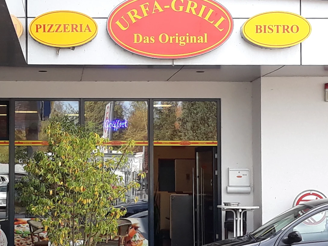 Urfa-Grill Der Eingang des Urfa-Grills, mit roten und gelben Schildern, zeigt ein einladendes türkisches Bistro.