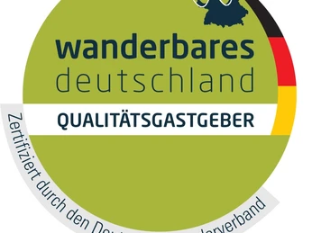 Emblem des Deutschen Wanderverbandes mit Zertifizierung für Qualitätsgastgeber im Wandertourismus.