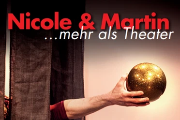 Plakat Märchenspiel.png Plakat zur Theatervorstellung von Nicole & Martin goldener Kugel in ausgestreckter Hand