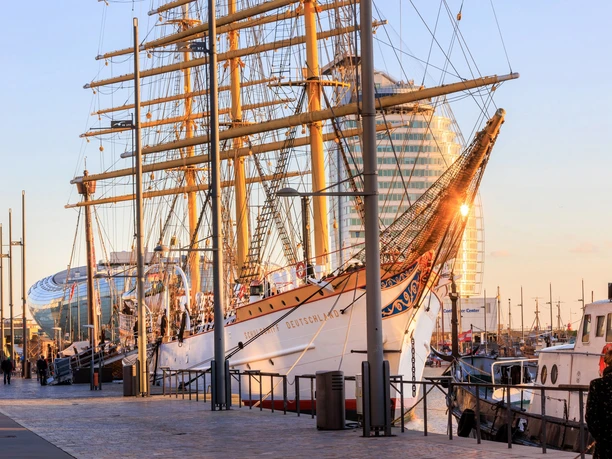Schulschiff Deutschland an ihrem Liegeplatz im Neuen Hafen (c) Jörg Sarbach_Erlebnis Bremerhaven