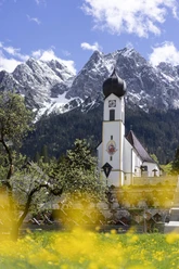 Katholische Pfarrkirche mit Waxensteine