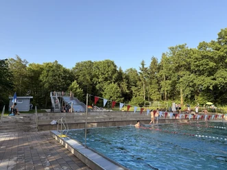Freibad Edesbüttel.jpeg Badeszene im Freibad Edesbüttel in der Südheide Gifhorn
