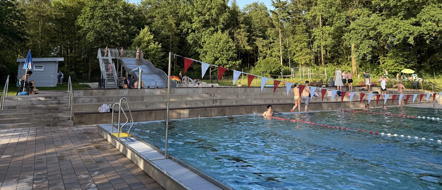 Freibad Edesbüttel.jpeg Badeszene im Freibad Edesbüttel in der Südheide Gifhorn