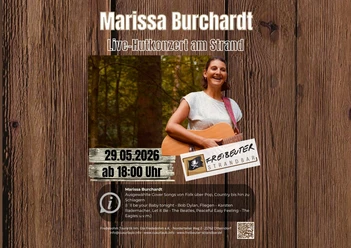 Hutkonzert 29.05.26 Sängerin Marissa Burchardt spielt Gitarre beim stimmungsvollen Hutkonzert in der Strandbar.