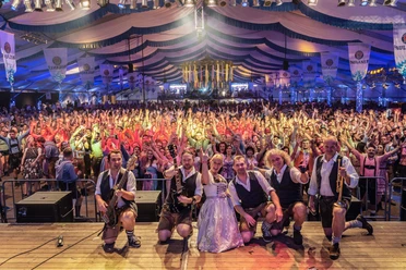 Okotoberfest Hollage - 089-band_hollage_2019.jpg