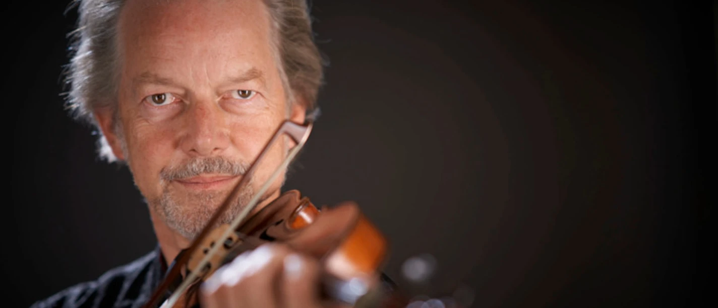 slideEvent_2543154_0.jpg Der Violinist Ingolf Turban blickt in die Kamera, während er seine Geige spielbereit hält.