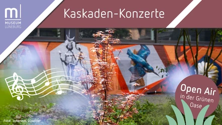 Kaskaden-Konzerte in der Grünen Oase im Museum Lüneburg Logo des Museums Lüneburg und Überschrift "Kaskaden-Konzerte", das Bild zeigt den grünen Innenhof des Museums mit Pflanzen und bunten Wandbildern von einem Eisvogel und dem Luna-Brunnen. Untertitel: "Open Air in der Grünen Oase".