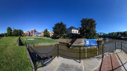 VomUrsprungderStadt_Wencke Dock(c)Helmut_Gross_WEB.jpg Historisches Wencke-Dock in Bremerhaven bei Sonnenschein, umgeben von Wasser, Bäumen und Häusern.