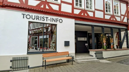 Fritzlar Tourist-Info 2025 (MR) 16zu9 StadtmarketingFritzlar CC-BY-SA.jpg Auf dem Bild sehen Sie die Tourist-Info von Fritzlar in einem Fachwerkgebäude