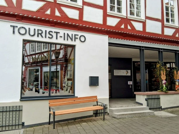 Fritzlar Tourist-Info 2025 (MR) 16zu9 StadtmarketingFritzlar CC-BY-SA.jpg Auf dem Bild sehen Sie die Tourist-Info von Fritzlar in einem Fachwerkgebäude