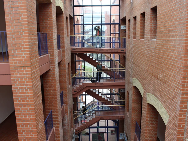 IMG_4668 (c) Tanja Mehl_Erlebnis Bremerhaven.JPG Blick in das rote Backsteingebäude der Hochschule Bremerhaven mit verschachteltem Treppenhaus.
