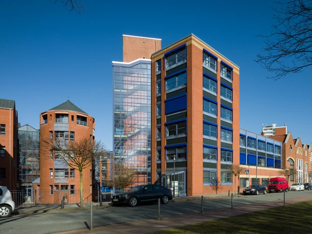 Hochschule Q8717 (c) Helmut Gross_Erlebnis Bremerhaven.jpg Moderne Backstein- und Glasbauten der Hochschule Bremerhaven unter einem strahlend blauen Himmel.