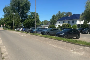 Parkplatz an der Badeinsel Parkplatz in zwei Reihen für PKW vor der Brücke der Badeinsel in Steinhude.