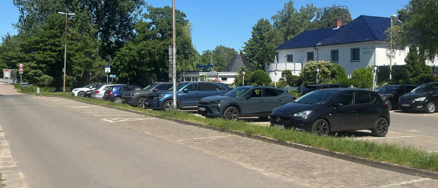 Parkplatz an der Badeinsel Parkplatz in zwei Reihen für PKW vor der Brücke der Badeinsel in Steinhude.