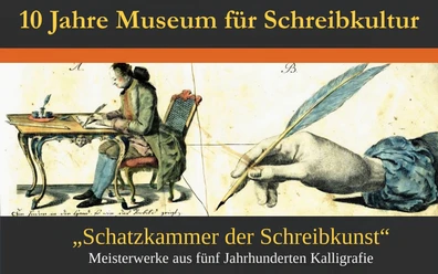 10 Jahre Museum für Schreibkultur Poster zur Jubiläumsausstellung mit historisch zeichnendem Schreiber und großer Feder