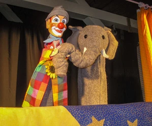 Clown und Elefant im Zirkus