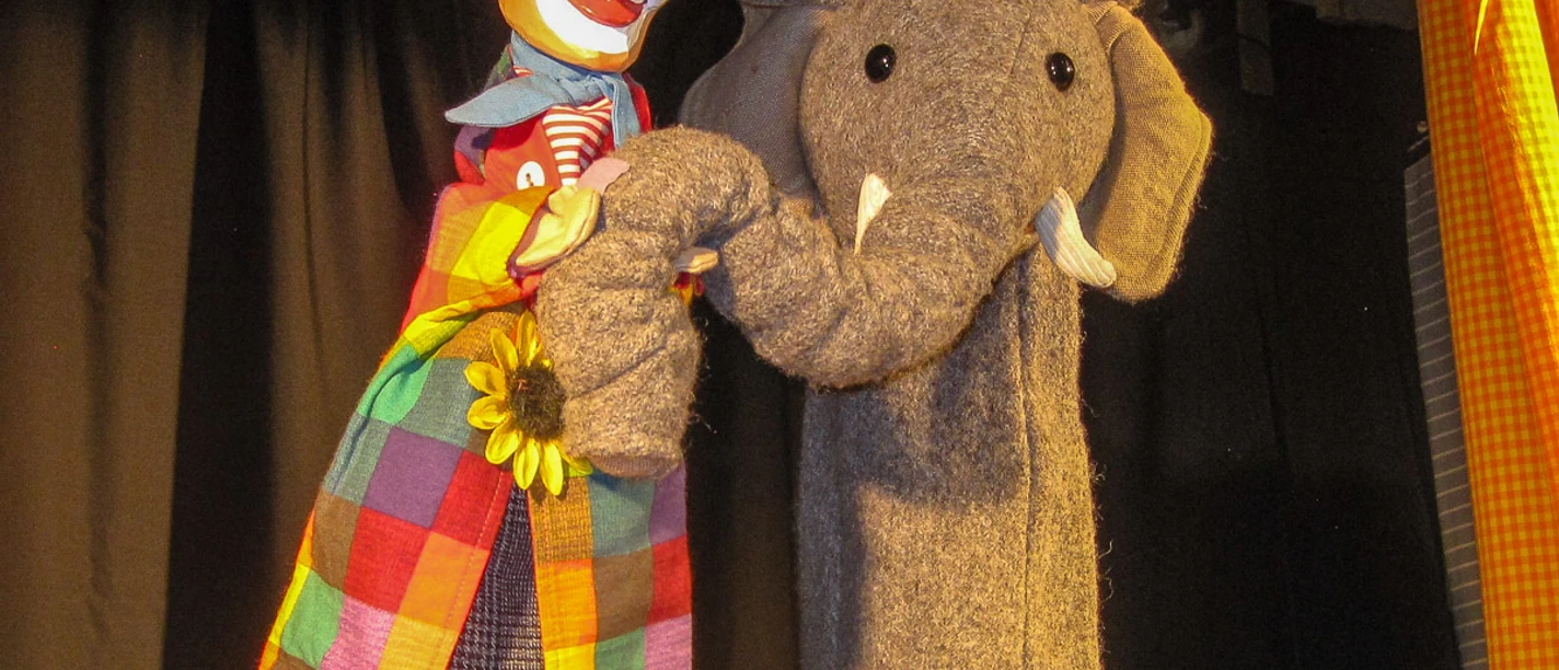 Clown und Elefant im Zirkus