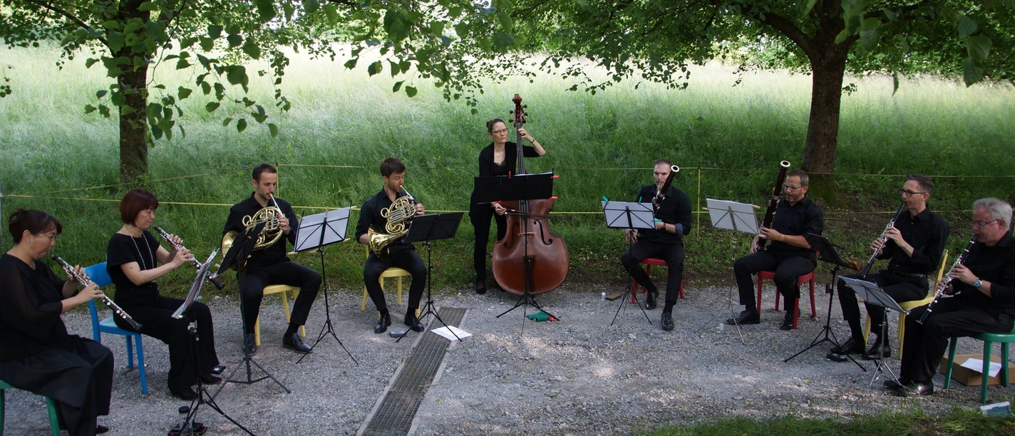 Kultur im Kanton Schwyz - das Bläserensemble DiVent konzertierte an Pfingsten in Nuolen auf dem Hof Rüteli