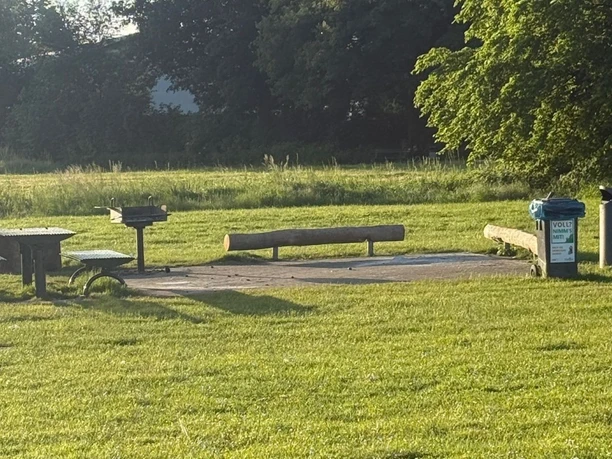 2026_Grillplatz_Ostufer_Salzgittersee_HD_16zu9.jpg Grillstelle mit Sitzgelegenheiten auf einer grünen Wiese am Ostufer des Salzgittersees.
