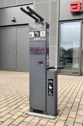 Fahrrad-Reparaturstation Parkplatz Forum Hitzbleck Fahrrad-Reparaturstation mit Werkzeugen und Luftpumpe auf dem Parkplatz Forum Hitzbleck. Symbole für Fahrrad, Kinderwagen und Rollstuhl sind sichtbar.