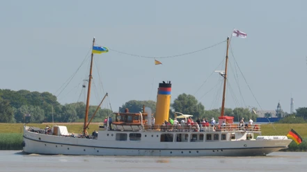 Ems.jpg Das weiße Traditionsschiff 'Prinz Heinrich' mit Gästen an Deck auf einer Fahrt auf der Ems.