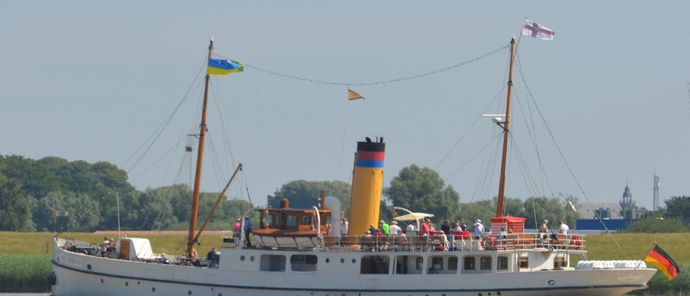 Ems.jpg Das weiße Traditionsschiff 'Prinz Heinrich' mit Gästen an Deck auf einer Fahrt auf der Ems.