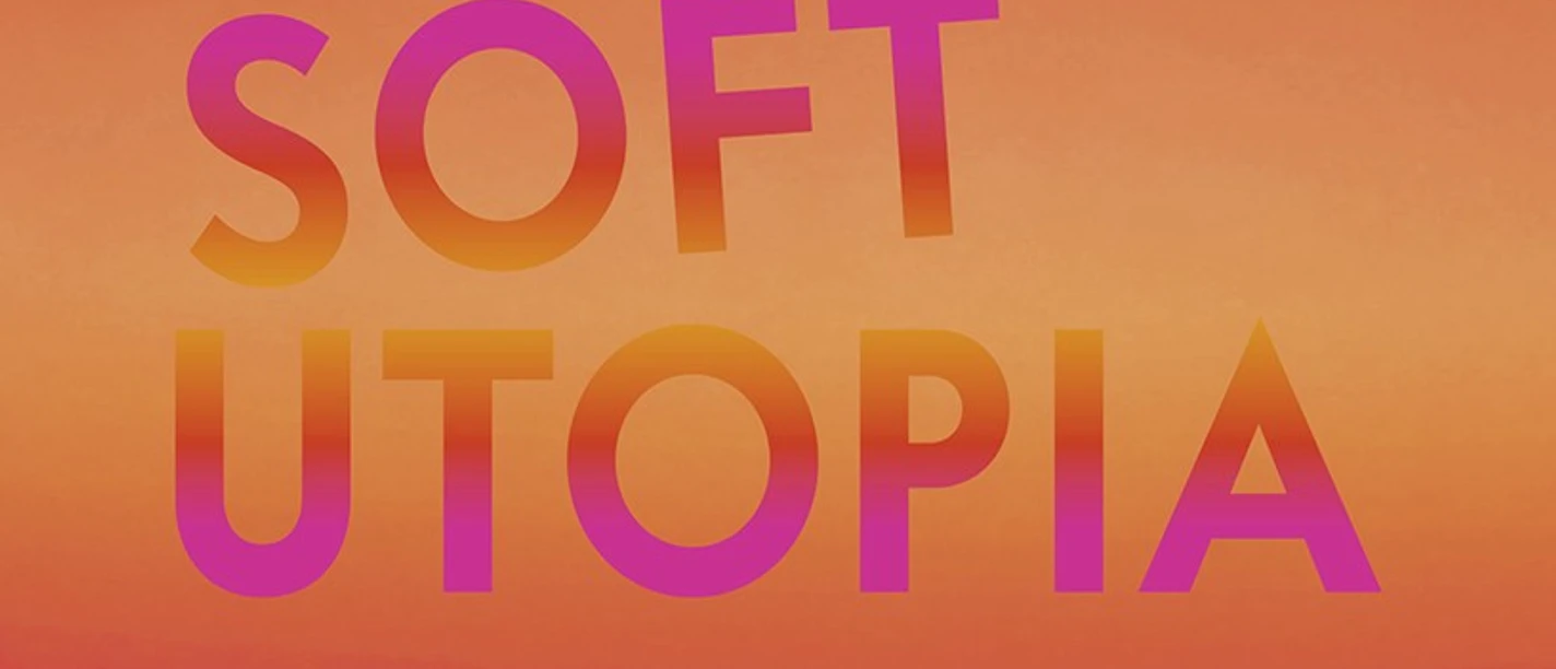 soft utopia Ausstellungstitel SOFT UTOPIA in pinken und orangen Buchstaben vor einem Farbverlauf.