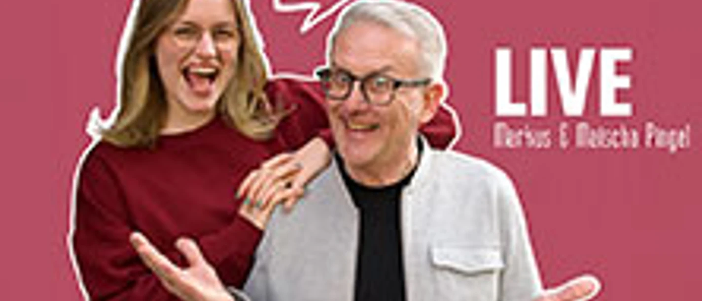Zwei lachende Personen vor rosa Hintergrund mit Schriftzug zu einer Live‑Podcastshow