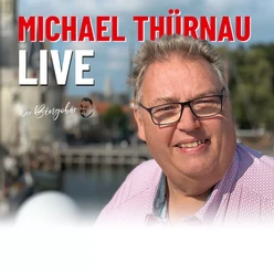 bingo-fest der tausend laternen.webp Plakat für Michael Thürnau LIVE. Porträt des Moderators vor einer unscharfen Stadtansicht.