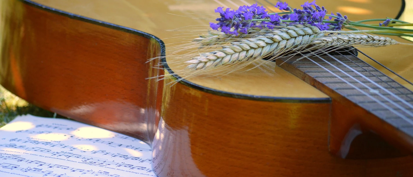Gitarre | Beispielbild Gitarre und Notenblatt