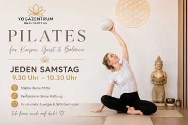 Pilates Frau bei einer Pilates-Übung mit Ball. Text: Pilates im Yogazentrum Rhauderfehn, jeden Samstag.