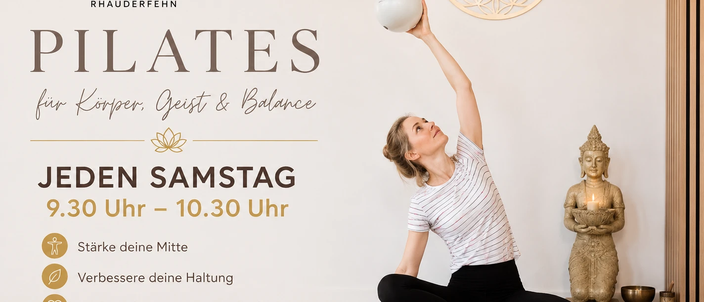 Pilates Frau bei einer Pilates-Übung mit Ball. Text: Pilates im Yogazentrum Rhauderfehn, jeden Samstag.